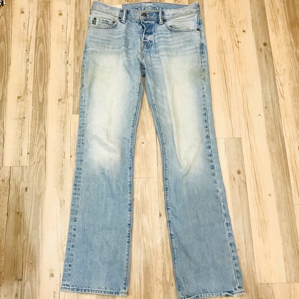 Abercrombie & Fitch Men’s light wash boot cut jeans 31 x 34 no rips/distressing